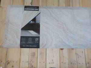lot 4 image: Comfort Air Cushioned Mat 20 x 39...