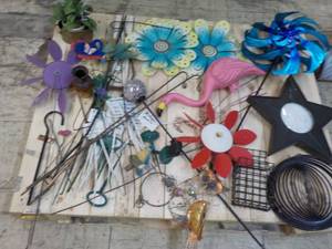 lot 10 image: GardenOutdoor Metal Dcor - some ...
