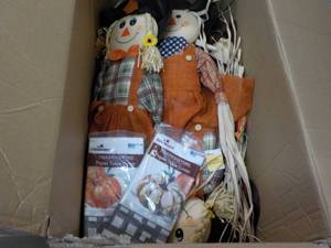 lot 41 image: 12 or more 5 ft New Scarescows and ...