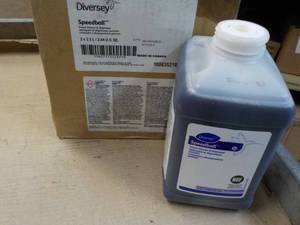 lot 113 image: 2 - 2.5 Liter Jugs Diversey Speedba...