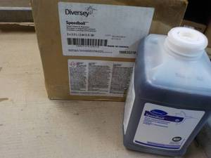 lot 114 image: 2 - 2.5 Liter Jugs Diversey Speedba...