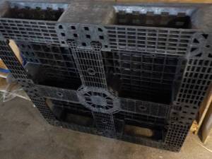 lot 115 image: 4 Plastic Pallets...