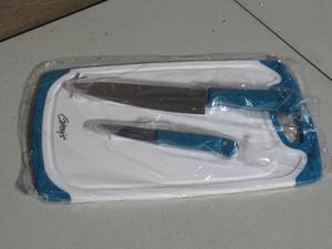 lot 25 image: Ginnys Knife Set with Matching Cutting Board