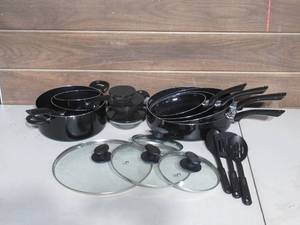 lot 63 image: Ginnys Essential Cookware Set - Black