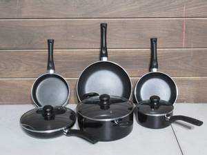 lot 64 image: Ginnys Essential Cookware Set