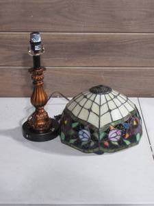lot 90 image: Stained Glass Table Lamp