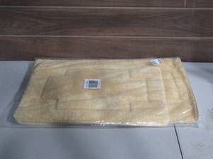 lot 117 image: Bath Mat Set