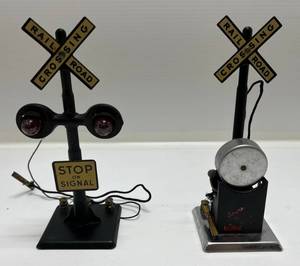 lot 127 image: 1940s - 1950s Marx  O Gauge 418 & T  23  Signal Crossings