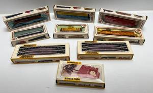 lot 128 image: Vintage Bachmann HO Scale Train Set (CHESSIE SYSTEM) With Lighted Engine, 4 Misc. Train Cars, (CHESSIE CABOOSE), Track And Transformer