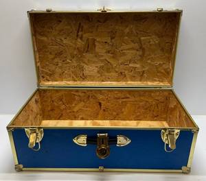 lot 82 image: Vintage Trunk 30 x 16 x 12