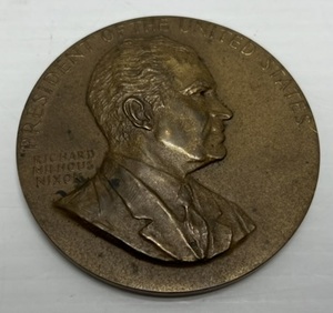 lot 95 image: Vintage Richard Milhous Nixon 3 Inaugural Memorial Medal Paperweight