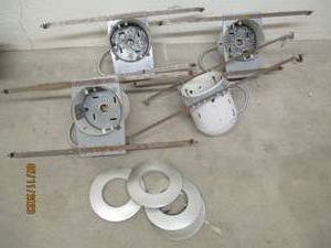 (4) In-ceiling mount can light fixtures