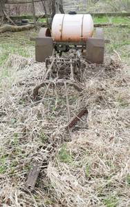 lot 19 image: Single row corn planter with water tank