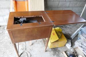 lot 20 image: Vintage Kenmore sewing machine