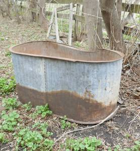 lot 21 image: Water trough