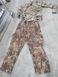 lot 104 image: Mens Large Camo pants and shirt