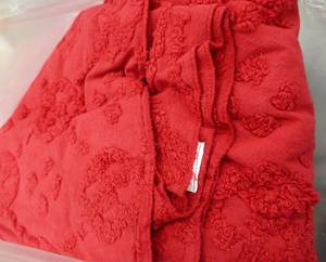 lot 121 image: Red King size Chenille bedspread