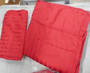 lot 123 image: King size set of sheets - red, polyestersatin