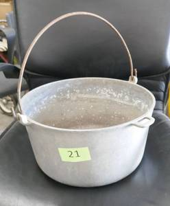 lot 141 image: Old cooking kettle