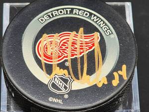 lot 180 image: Detroit Red Wings Great Chris Chelios Autographed Official NHL Hockey Puck No Coa