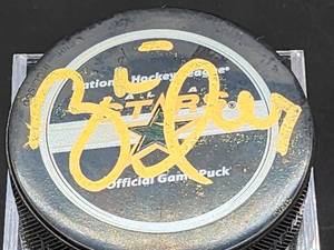 lot 177 image: NHL Dallas Stars HOFer Great Brett Hull Autographed Hockey Puck No COA