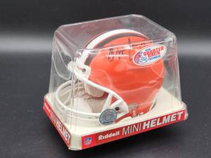 lot 40 image: Cleveland Browns TE HOFer Ozzie Newsome Autographed Mini Helmet No COA