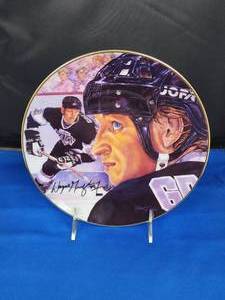 lot 178 image: Limited Edition 8264  10,000 The Great One Wayne Gretzky Commemorative Ceramic Plate