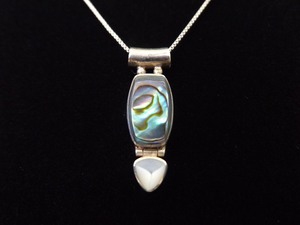 lot 4 image: .925 Sterling Silver Inlayed Abalone and Pearl Pendant Necklace