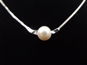 lot 23 image: .925 Sterling Silver Genuine Pearl Fixed Pendant Necklace