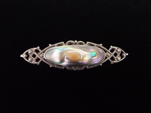 lot 33 image: .925 Sterling Silver Mother of Pearl Brooch