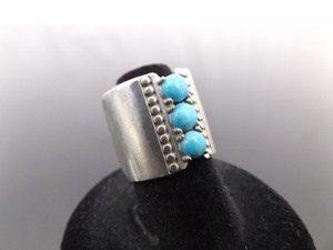 lot 39 image: .925 Sterling Silver Turquoise Cabochon Ring Size 7.25