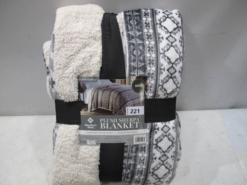lot 589 image: NEW Members Mark Plush Sherpa Blanket - King Size - Nashville Geo Black