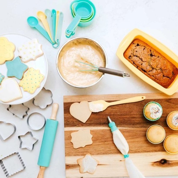 lot 577 image: Handstand Kitchen LLC BKS-SCFH22BKS Classic Kids Baking Kit, 44-Pieces (NO BOX)
