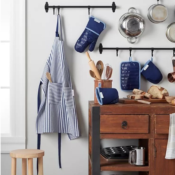 lot 580 image: NEW Sur La Table 5-Pc. Kitchen Textile Set - Apron, Oven Mitt, Potholder, Mini Mitt - NAVY