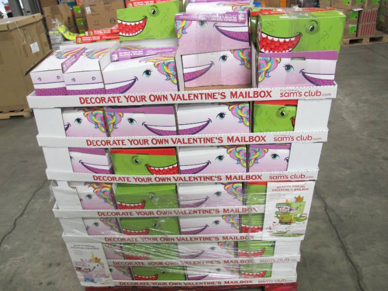 lot 422 image: Pallet of Store Overstock Product - NEW Holiday Candy and Treats