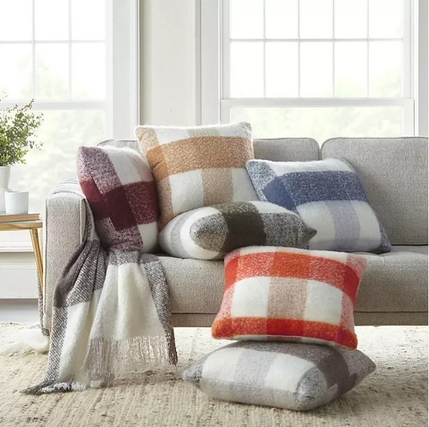 lot 462 image: NEW Pair of Members Mark Decorative Throw Pillows, 20 x 20 - Tan