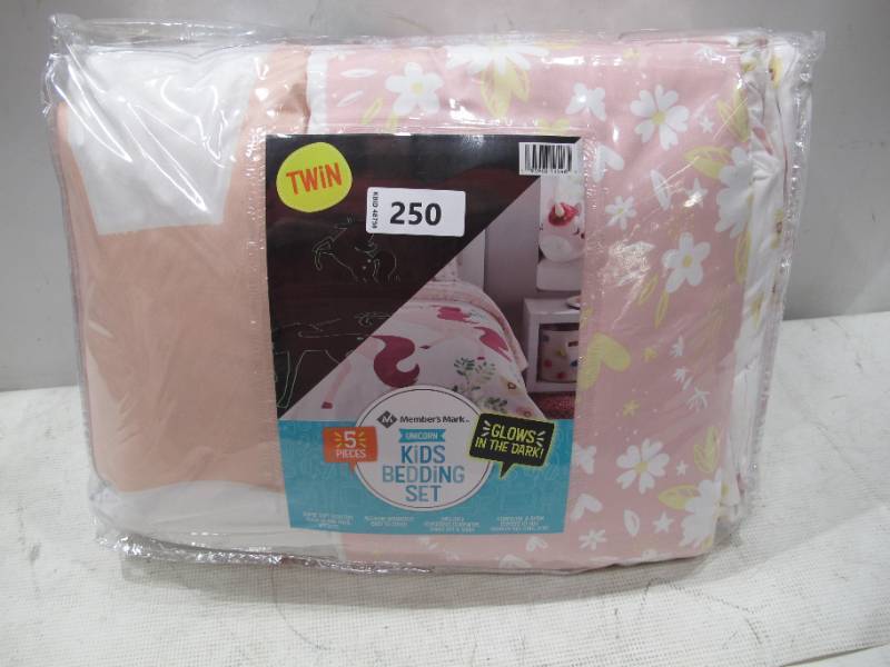 lot 458 image: NEW Members Mark Glow-in-the-Dark Bed-in-a-Bag Kids Comforter Set (5-Piece Twin) - Unicorn