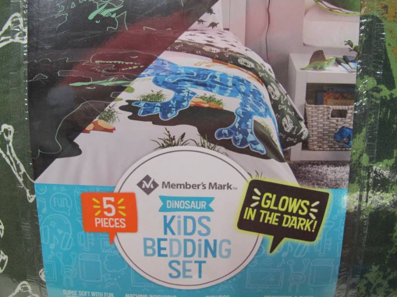 lot 456 image: NEW Members Mark Glow-in-the-Dark Bed-in-a-Bag Kids Comforter Set (5-Piece Twin) - Dinosaur