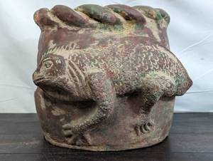 lot 6 image: Pottery Iguana Planter