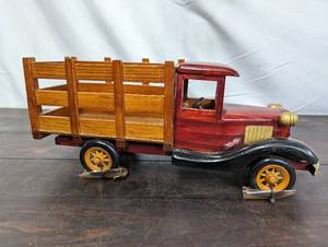 lot 31 image: Wooden Truck Dcor