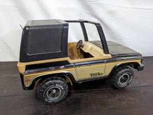 lot 32 image: Vintage Tonka Truck