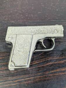 lot 42 image: Vintage Metal Toy Gun