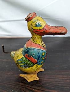 lot 45 image: Vintage J. Chein & Co. Duck Toy