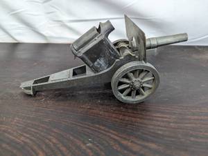 lot 46 image: Vintage Metal Toy Canon