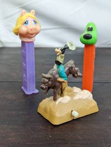 lot 48 image: Three Small Collectibles