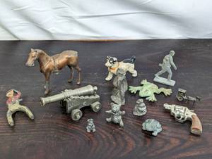 lot 50 image: Collection Of Small Trinkets