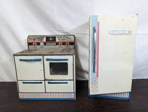 lot 54 image: Two Wolverine Kitchen Toys