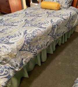 lot 76 image: Twin Sized Duvets, Pillows and Bedskirts