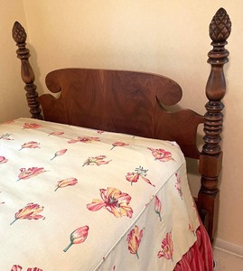 lot 96 image: Vintage Twin Bed with Beautiful Bedding