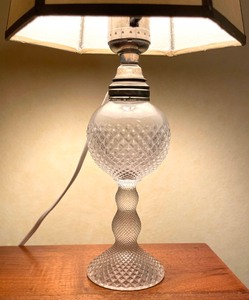 lot 98 image: Lovely Vintage Glass Based Table Lamp